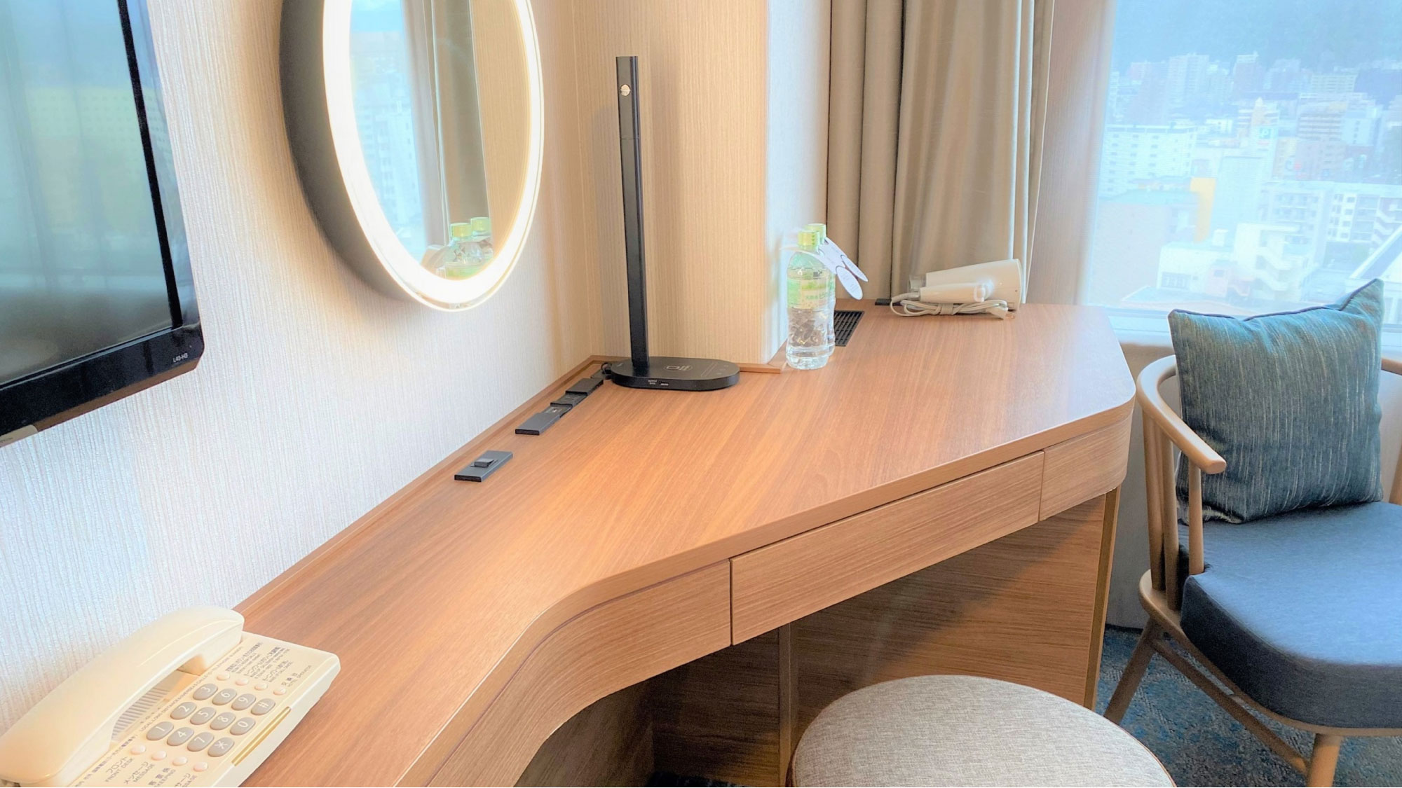 【スーペリアツインルーム（21㎡）】ライティングデスク　デスクワークなどでご利用ください