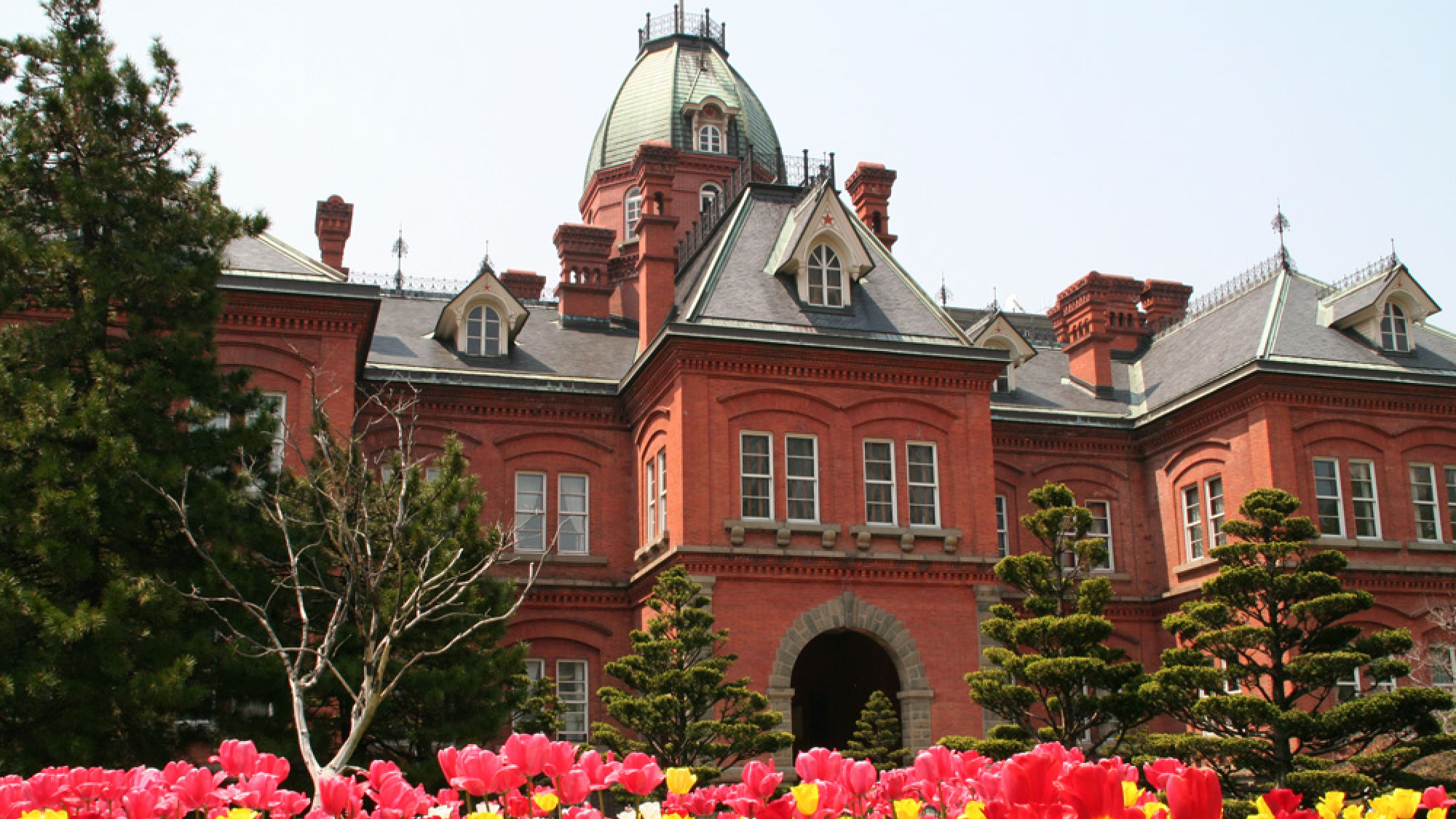 【赤れんが庁舎】ホテルから徒歩約15分。館内は一般に無料公開され、北海道の歴史をたどる資料を展示。