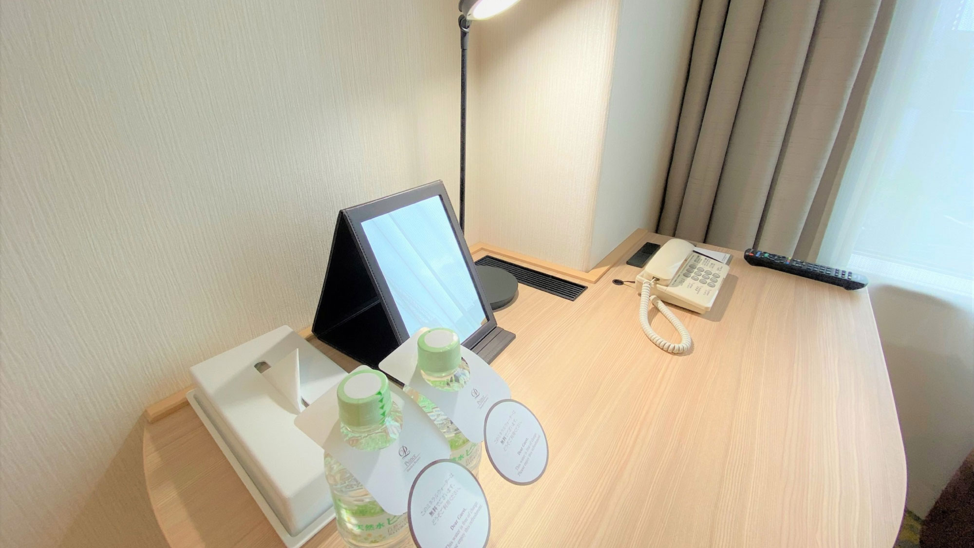 【スタンダードツインルーム（21㎡）】ライティングデスク　デスクワークなどでご利用ください