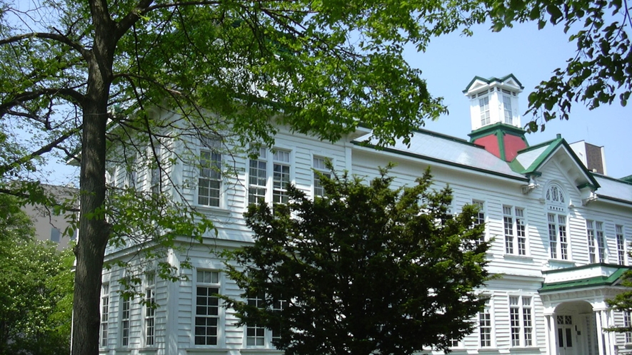 【北海道大学】ホテルから徒歩約30分。緑美しいキャンパスが広がる北の学府。歴史的建造物も点在。