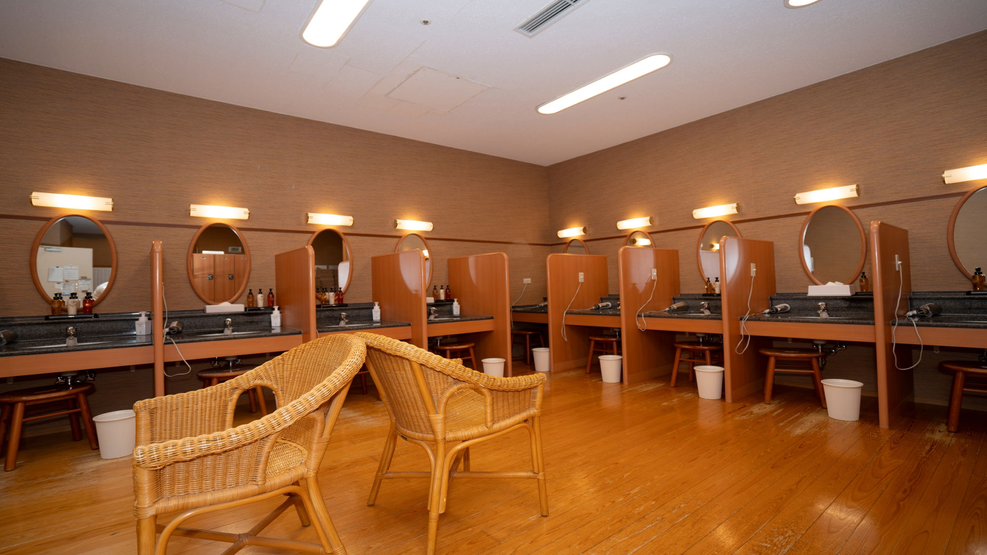 【温泉露天風呂】洗面台はゆったりとスペースをとり、ストレスなくお使いいただけます。（女性）