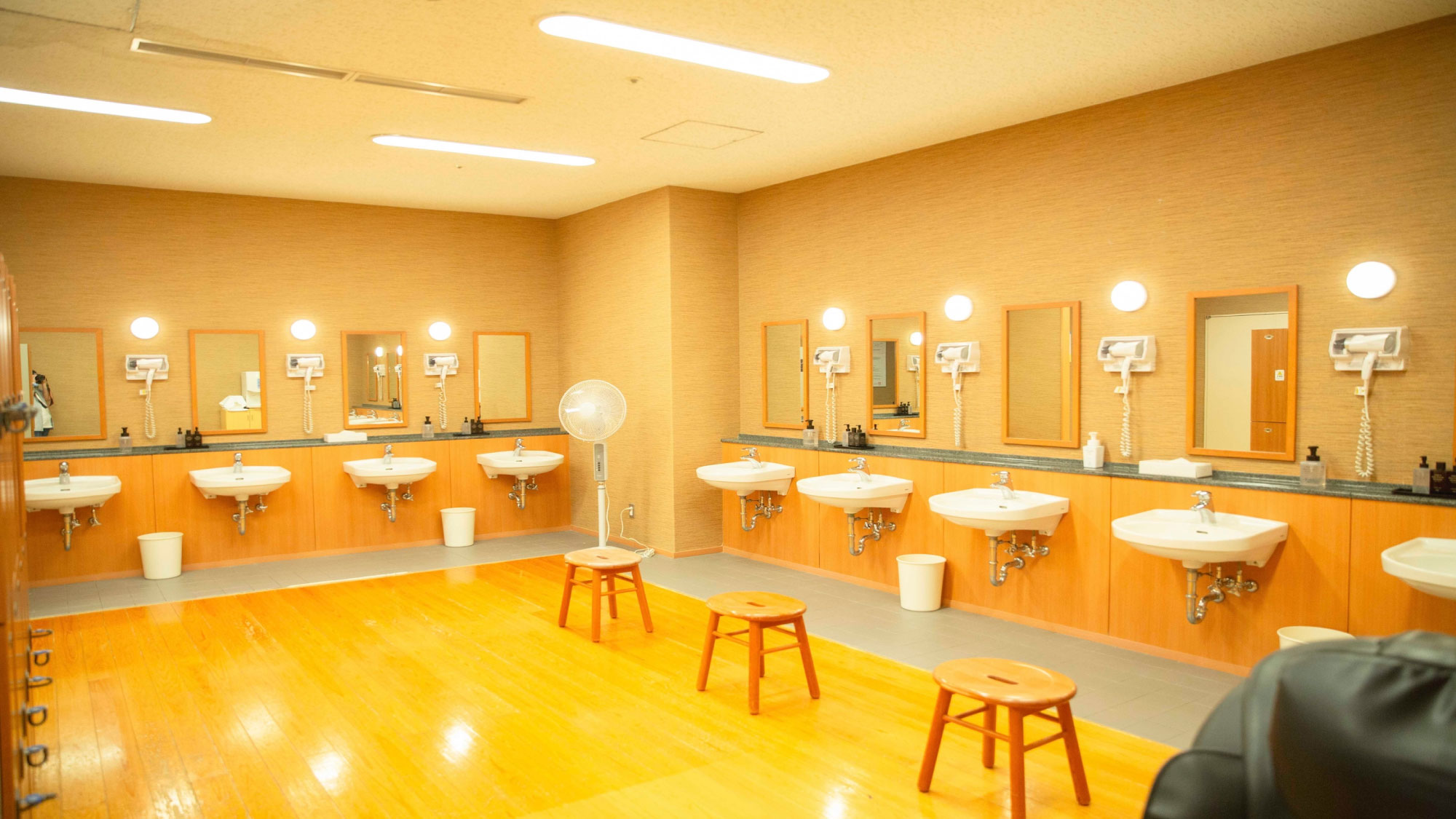 【温泉露天風呂】洗面台はゆったりとスペースをとり、ストレスなくお使いいただけます。（男性）