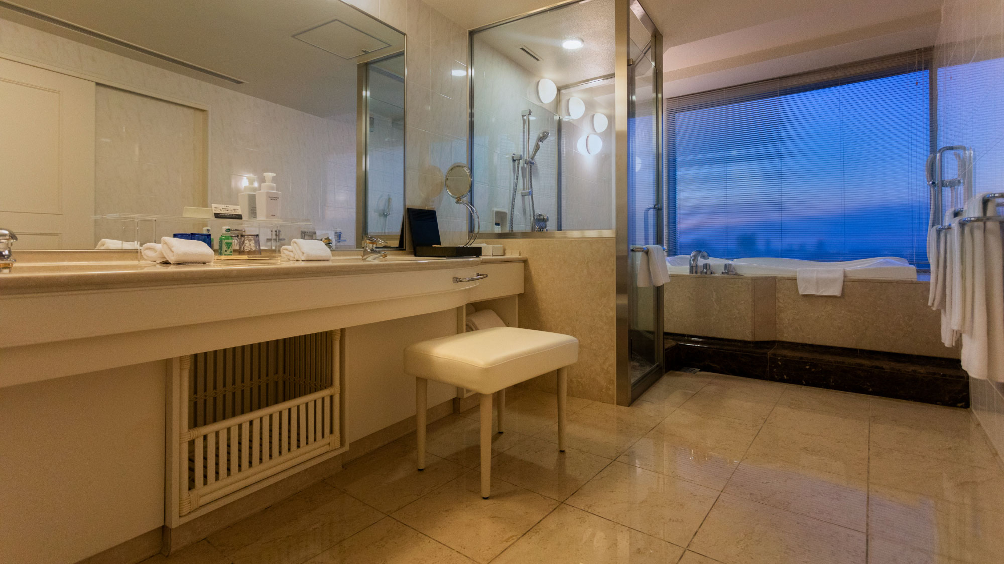 【クラブロイヤルスイートルーム（105㎡）】ジェットバスのバスルーム