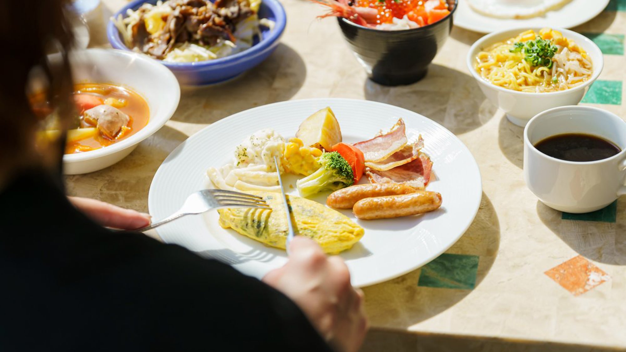 日が差し込む開放的な店内で朝食をお楽しみください。