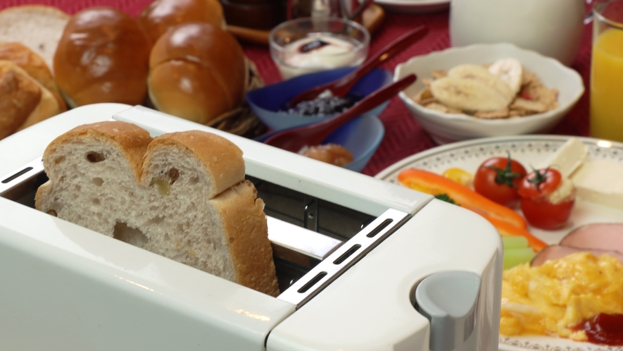 朝食には、テーブルごとにトースターをご用意。温かなパンをお召し上がりください。