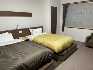 *ツイン（客室一例）/床は琉球畳をモチーフにした畳で落ち着いた雰囲気となっております。