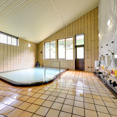 *本館元湯/天候で温泉の色が変わる濁り湯は天然の温泉だからこそ。ほんのり薫る硫黄の香りも◎