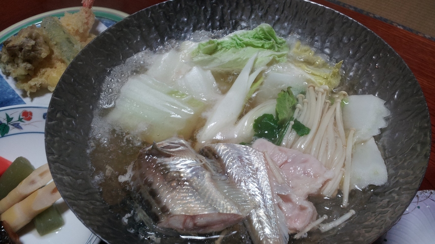*夕食一例/ハタハタ鍋。秋田県の名物のひとつ。