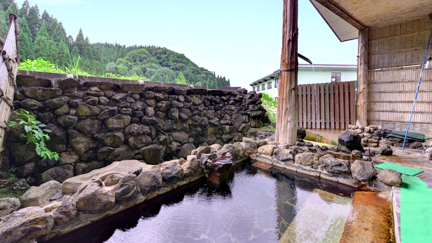 *新館大浴場（露天風呂）/自然の息吹を肌で感じながら浸かる天然温泉。癒しのひと時をお過ごし下さい。