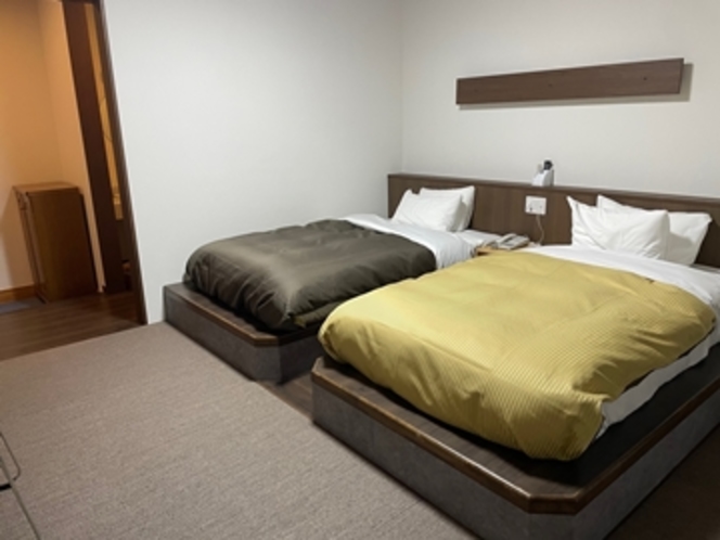 *ツイン（客室一例）/床は琉球畳をモチーフにした畳で落ち着いた雰囲気となっております。