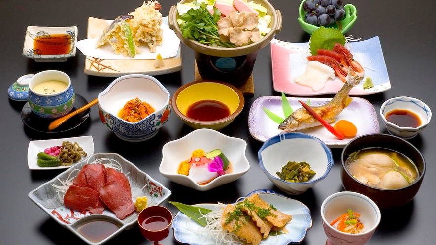 *夕食一例/四季の味覚をお愉しみ頂ける和食膳をご用意致します。