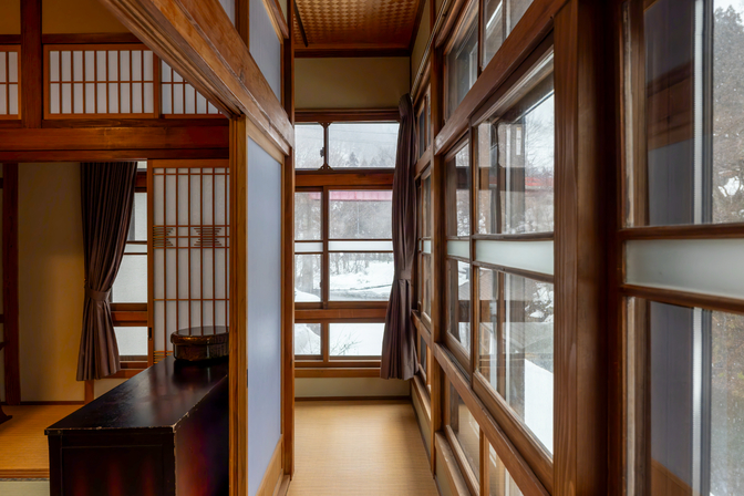 2面の窓から渓流を【和室８畳+６畳角部屋】※トイレ・洗面なし