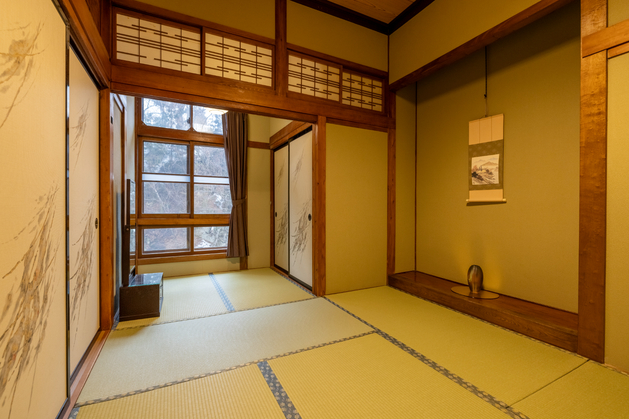 2面の窓から渓流を【和室８畳+６畳角部屋】※トイレ・洗面なし