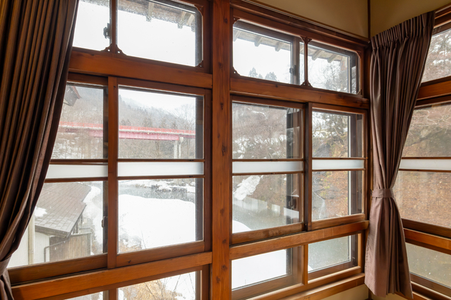 2面の窓から渓流を【和室８畳+６畳角部屋】※トイレ・洗面なし