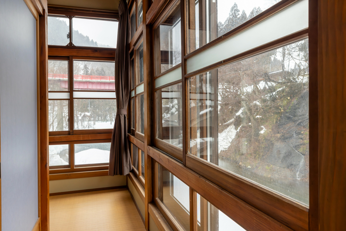 2面の窓から渓流を【和室８畳+６畳角部屋】※トイレ・洗面なし