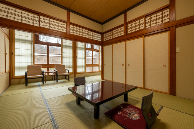 渓流を望む【和室８畳+４畳or和室１０畳】※トイレ洗面なし