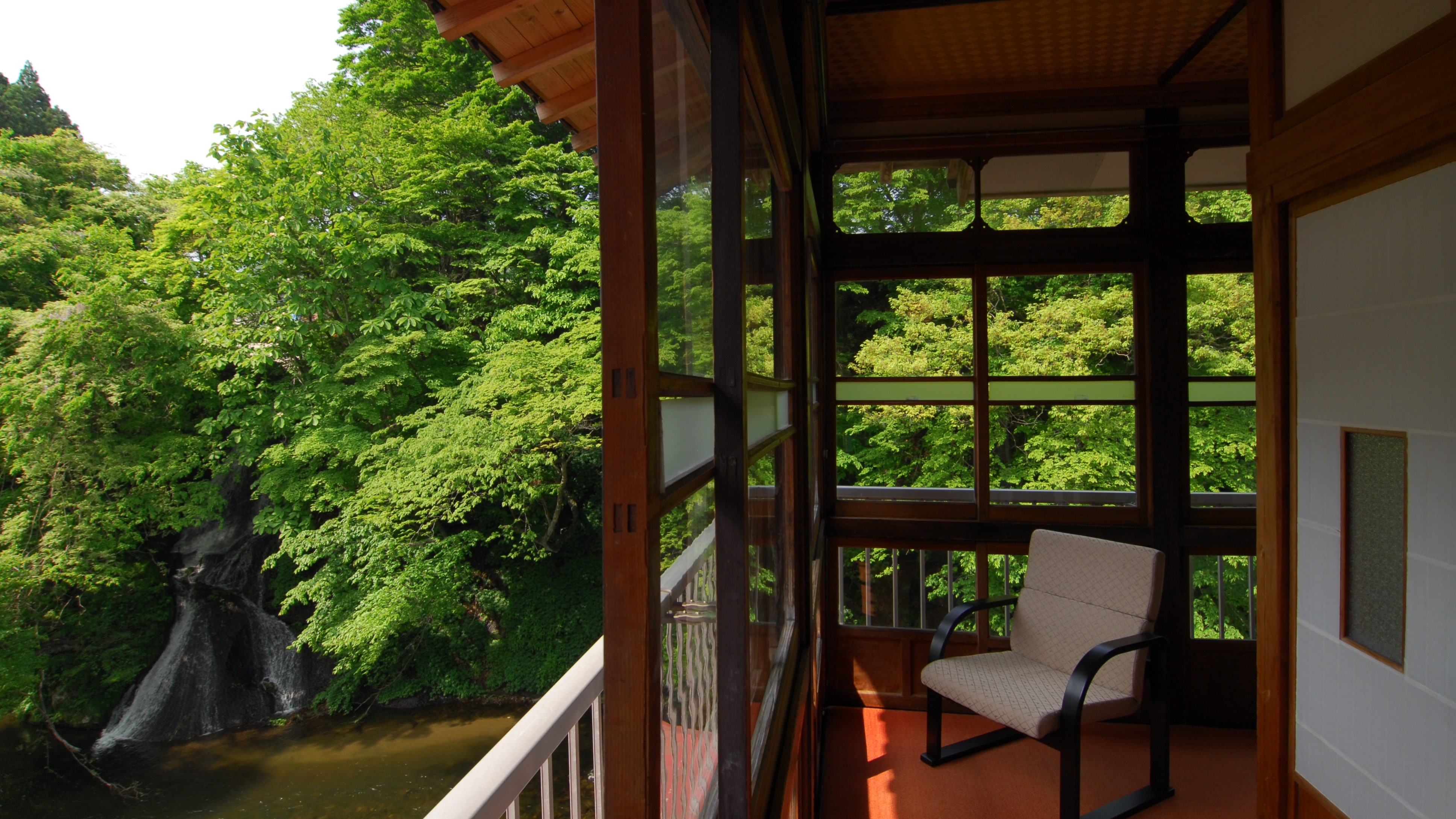 2面の窓から渓流を【和室8畳+6畳角部屋】※トイレ・洗面なし