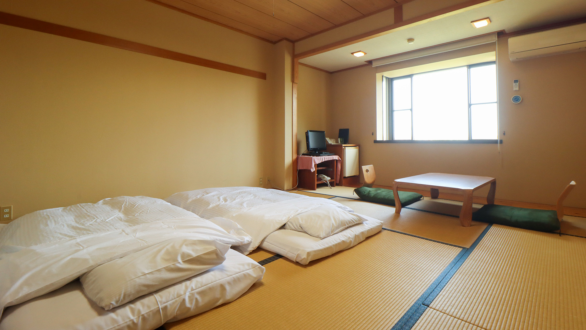 #和室　落ち着きある8畳の和室で、心安らぐひとときをお過ごしください