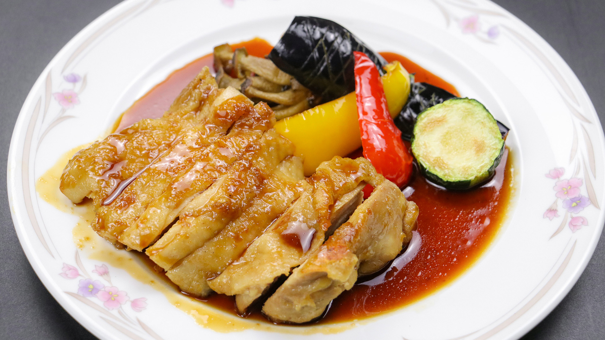 #ビジネス夕食　メインはボリューム満点のお肉料理。