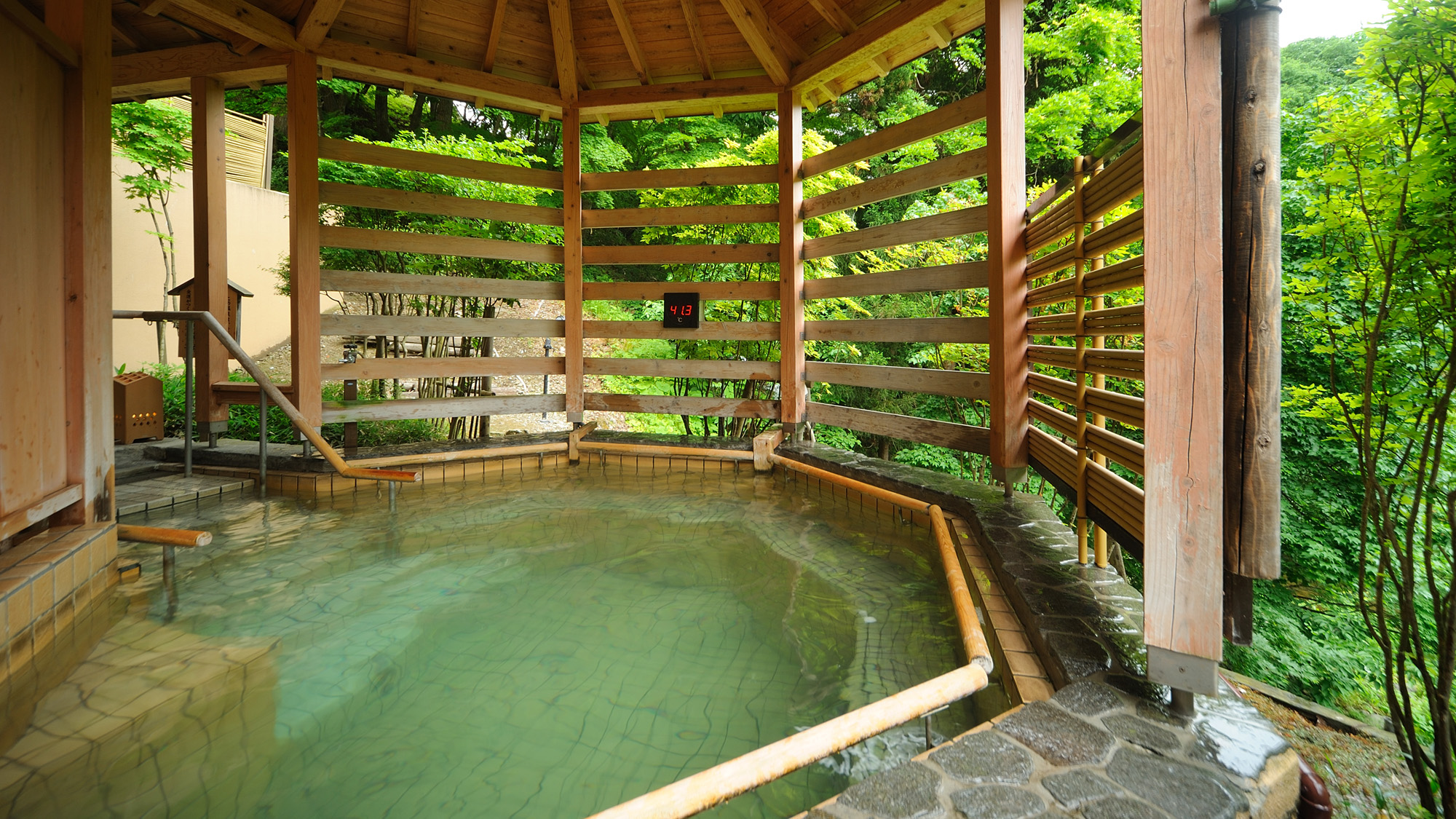 森の湯 立湯露天風呂「満天の湯・月」※1m～1m30cmの水深で、浮遊感の中で温泉をお楽しみください