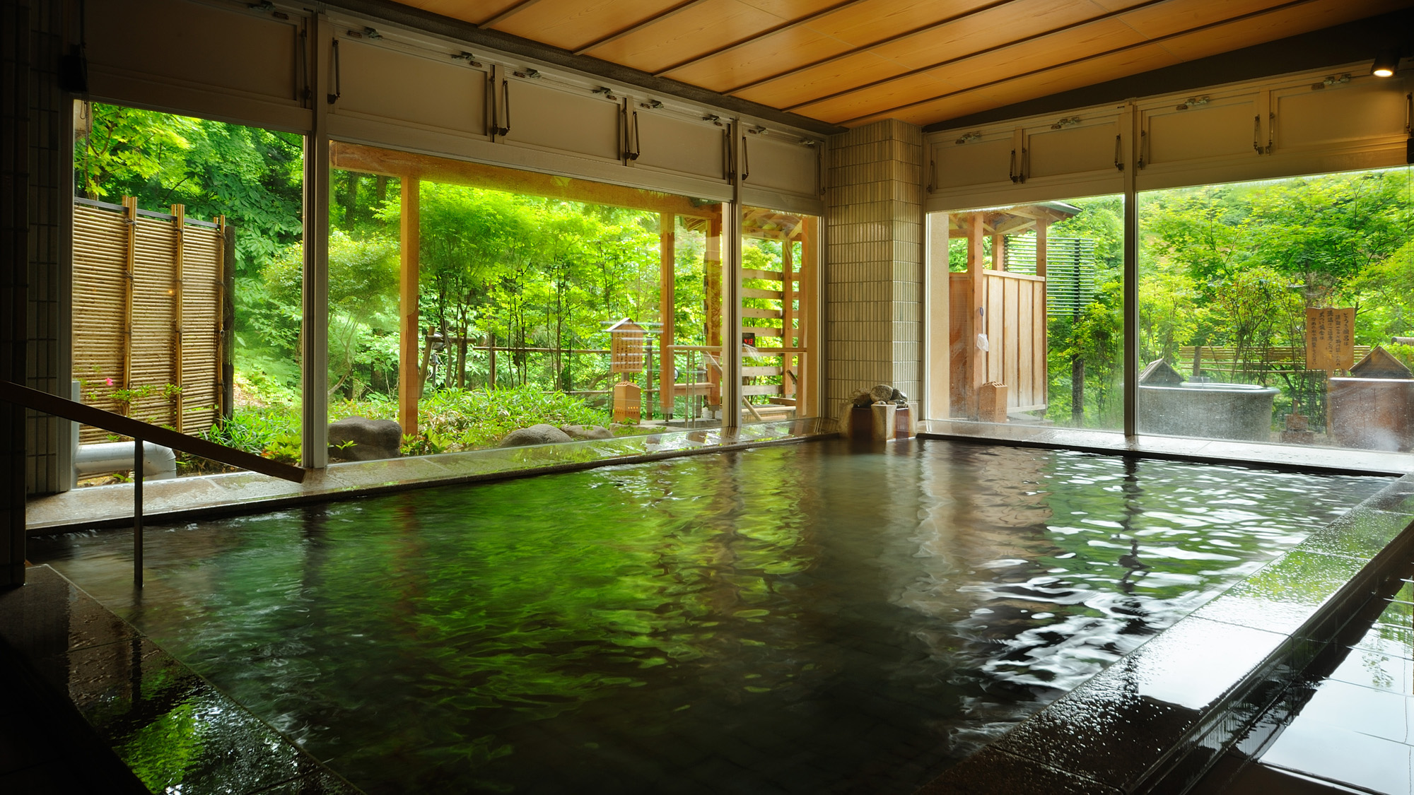 森の湯「内湯」 ※広々としたお風呂から豊沢川を奥に眺める森の景色が魅力です