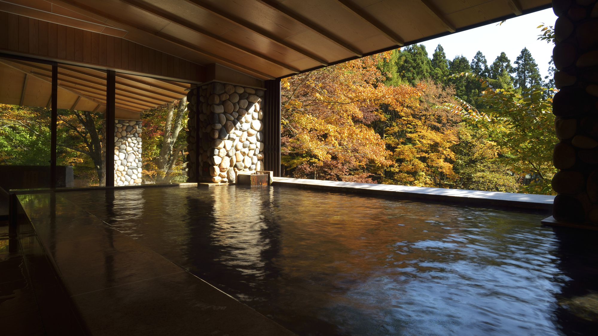 川の湯「内湯」 ※紅葉シーズンは色鮮やかな景色をお楽しみいただけます