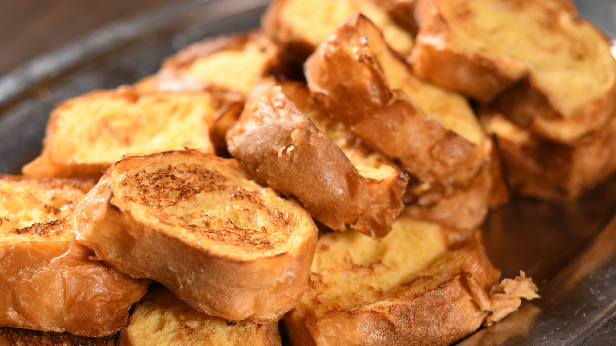 お客様の目の前で石窯で焼きあげる「ふわふわフレンチトースト」は人気の朝食メニュー!