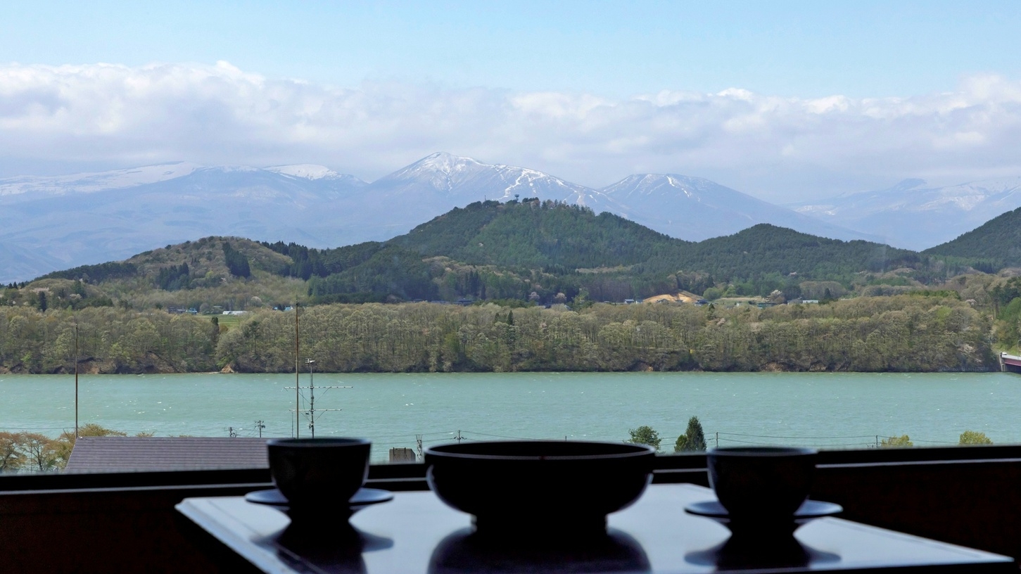 【客室無料グレードアップ】＜夕食バイキング＞一般客室同額で「御所湖＆奥羽山脈を望む和洋室」にご宿泊！