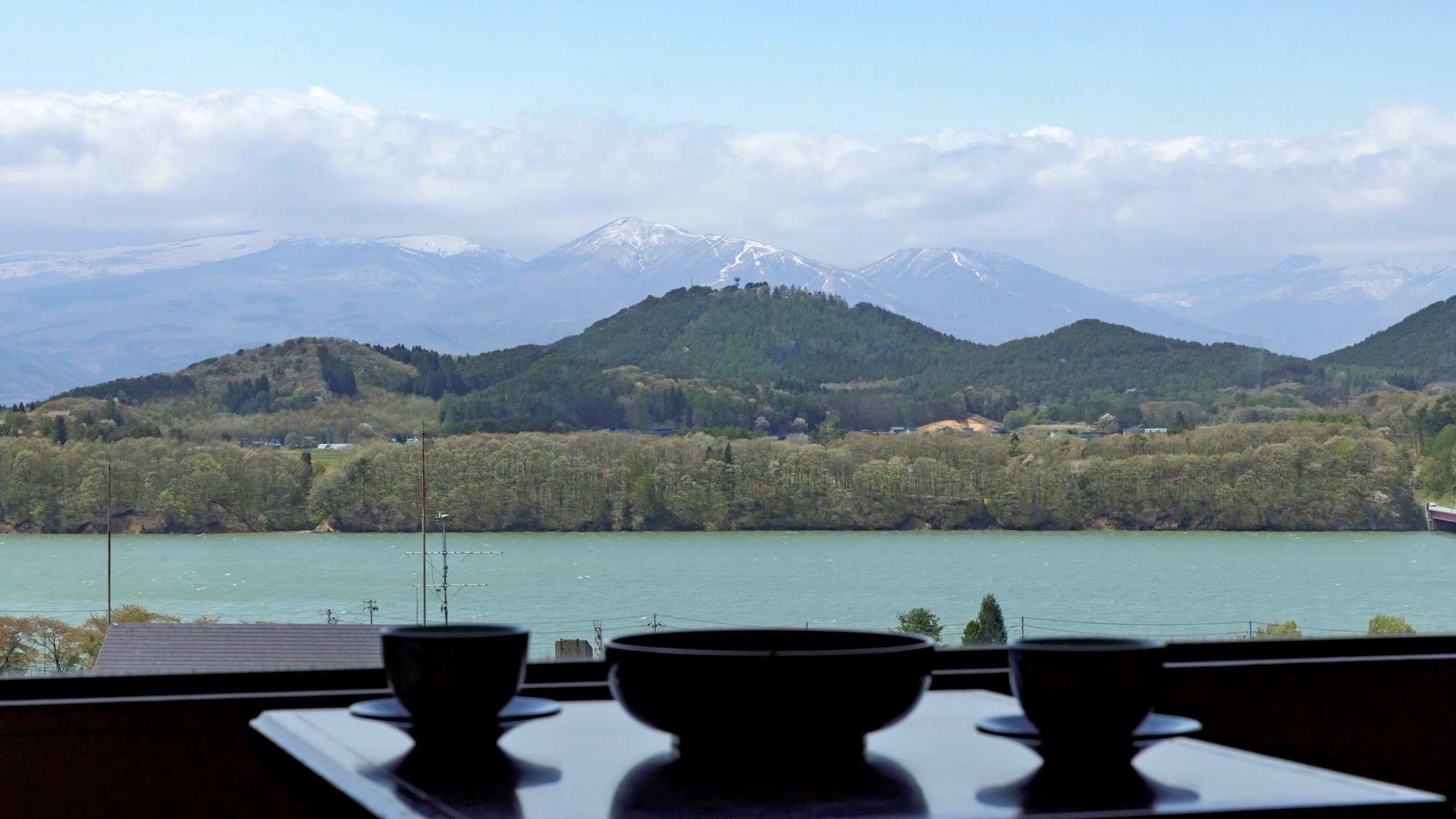 【客室眺望】美しい岩手の山々と御所湖を望める高層階に位置しております。