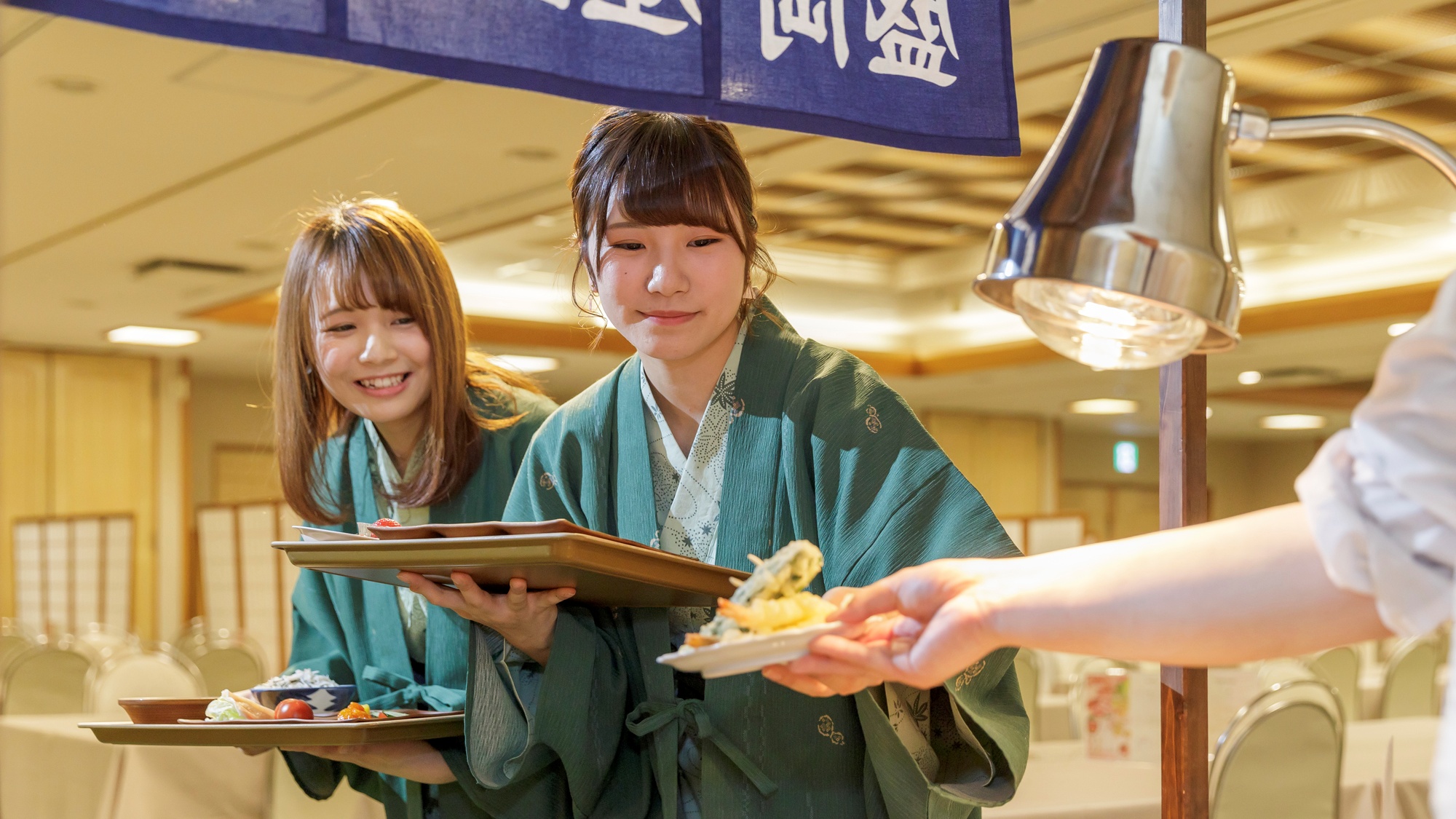 【夕食】「バイキング」併設ライブキッチンで出来立てのお食事をお楽しみいただけます。