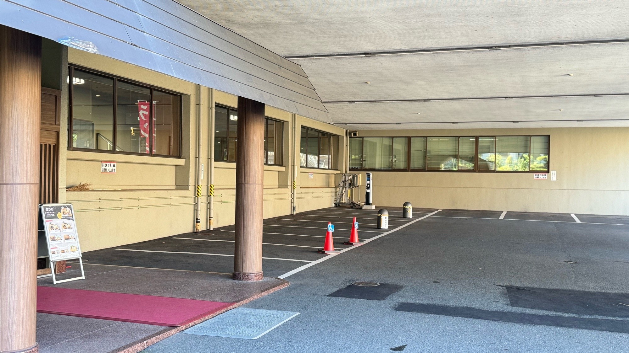 玄関前屋根下駐車場