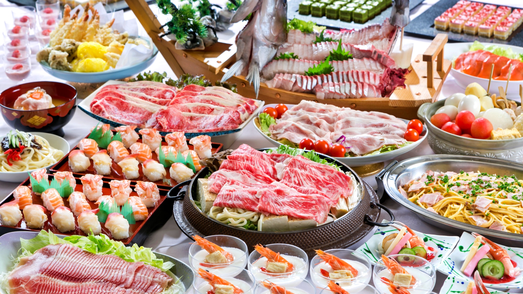 【夕食】和・洋、肉・魚など幅広いお食事メニューをお楽しみいただけます。