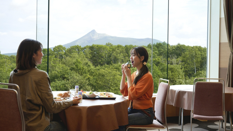 【朝食ブッフェ　イメージ】 会場の壁一面の窓越しには秀峰「駒ケ岳」の美しい景観がご覧いただけます。