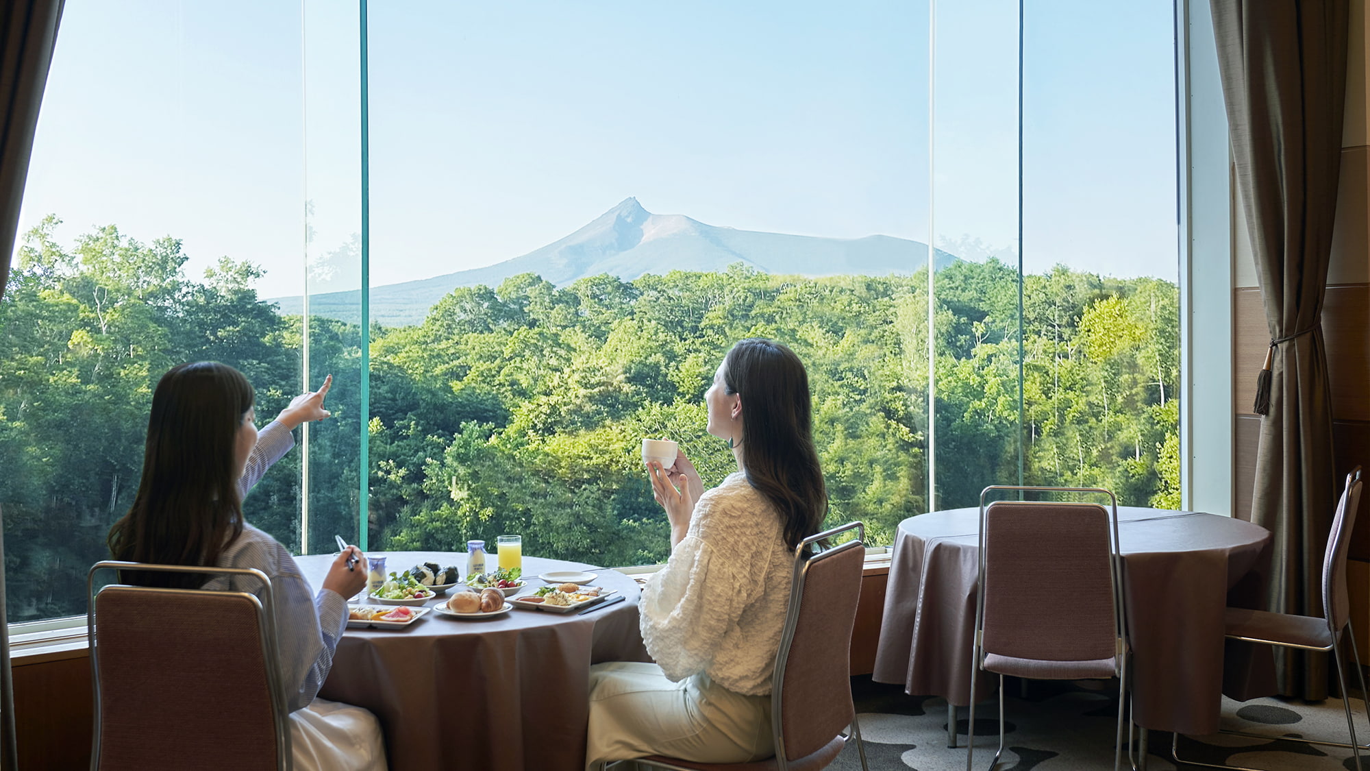 【朝食ブッフェ　イメージ】 会場の壁一面の窓越しには秀峰「駒ケ岳」の美しい景観がご覧いただけます。