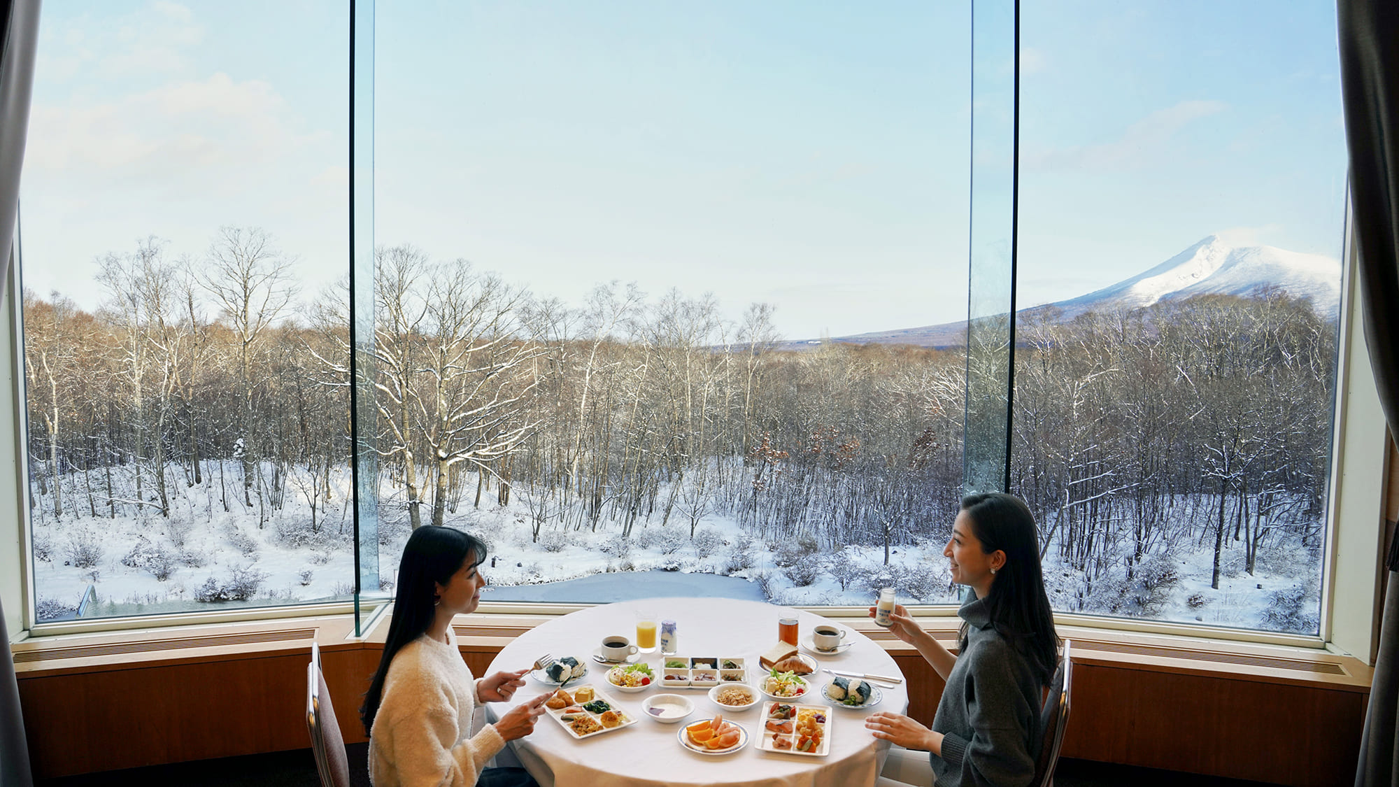【朝食ブッフェ】会場の壁一面の窓越しには秀峰「駒ケ岳」の美しい景観がご覧いただけます。