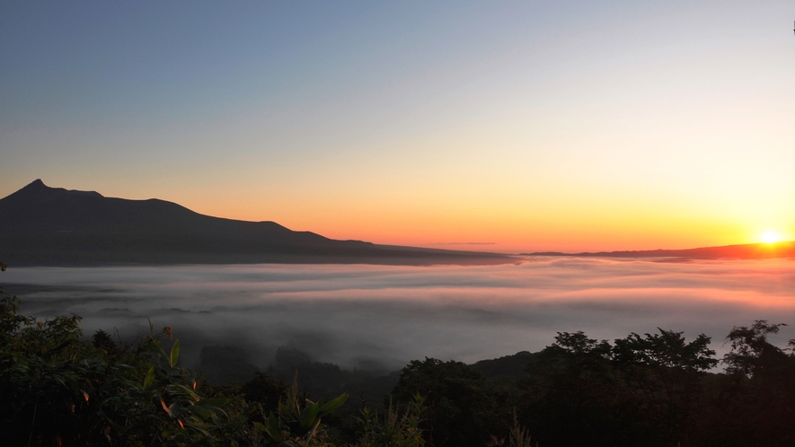 【日暮山展望台】天気のいい日は手前に小沼、奥に大沼、正面には広いすそ野を見せる駒ケ岳が一望できます。