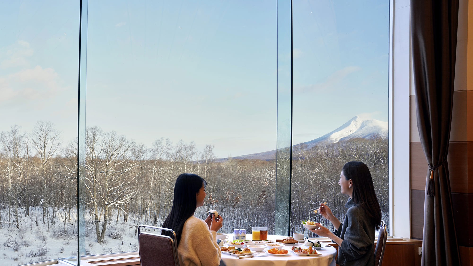 【朝食ブッフェ】 会場の壁一面の窓越しには秀峰「駒ケ岳」の美しい景観がご覧いただけます。
