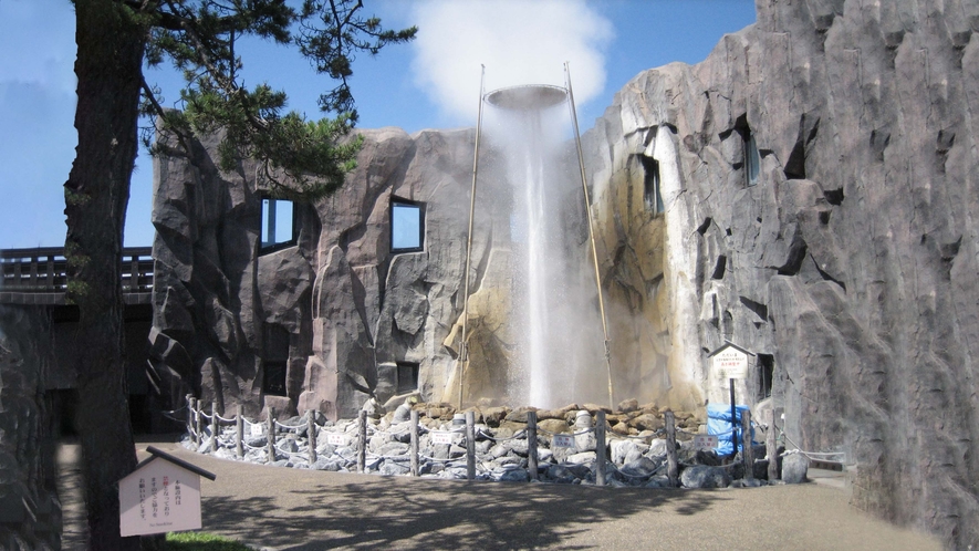 【しかべ間歇泉公園】15m以上飛び出す約100度の温泉水は圧巻の光景です。