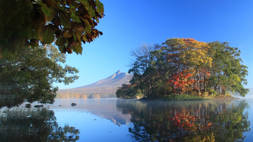 【秋の大沼国定公園】紅葉は例年10月中旬から下旬に見頃を迎えます。