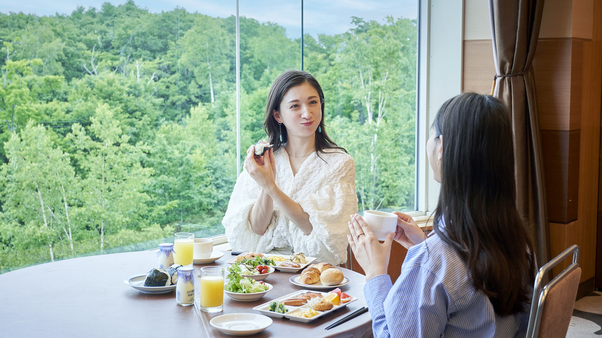 【朝食ブッフェ　イメージ】シェフがセレクトをした海の幸、山の幸を使った多彩なブッフェ。 