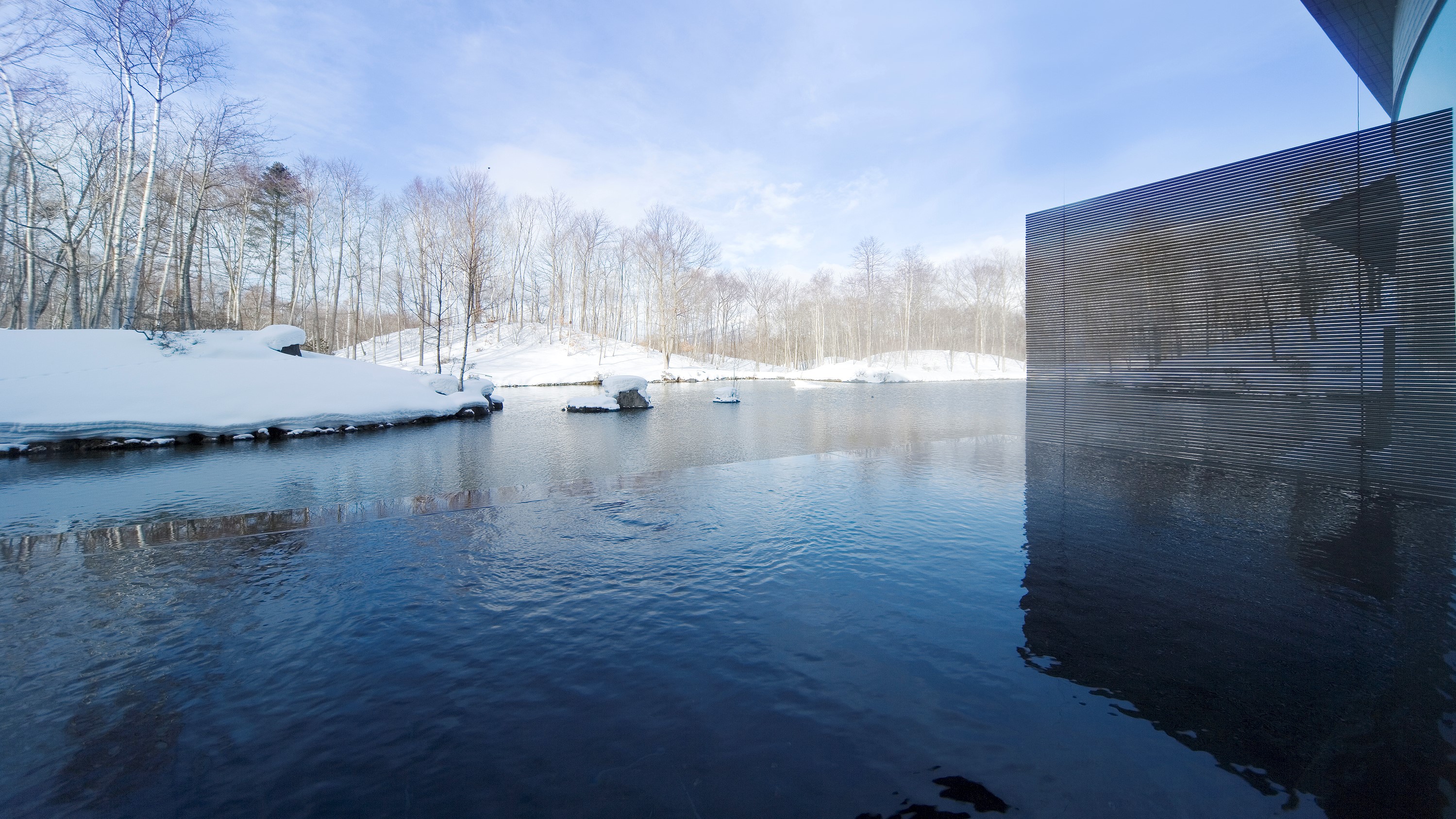 【西大沼温泉　森のゆ】美しく雪化粧された景色を眺めながら、心やすまるひとときをお過ごしください。