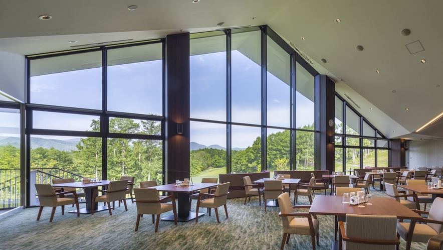 【北海道カントリークラブ】ガラス越しゴルフコースを見渡すことができる快適な空間のレストランです。