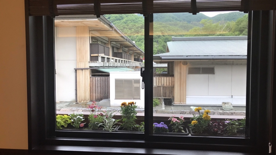 ◆和洋室(街側)/建物が隣接しているため、窓からの景色はお愉しみいただけません(客室一例)