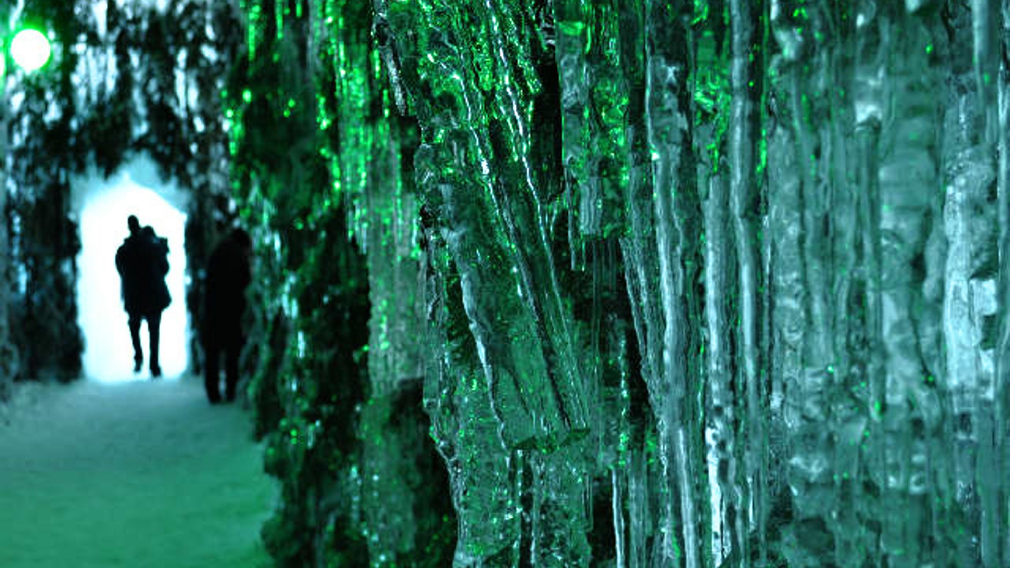 ◆氷濤まつり（写真は昨年の様子）／千歳市の観光スポット「苔の洞門」を再現した氷のオブジェ！