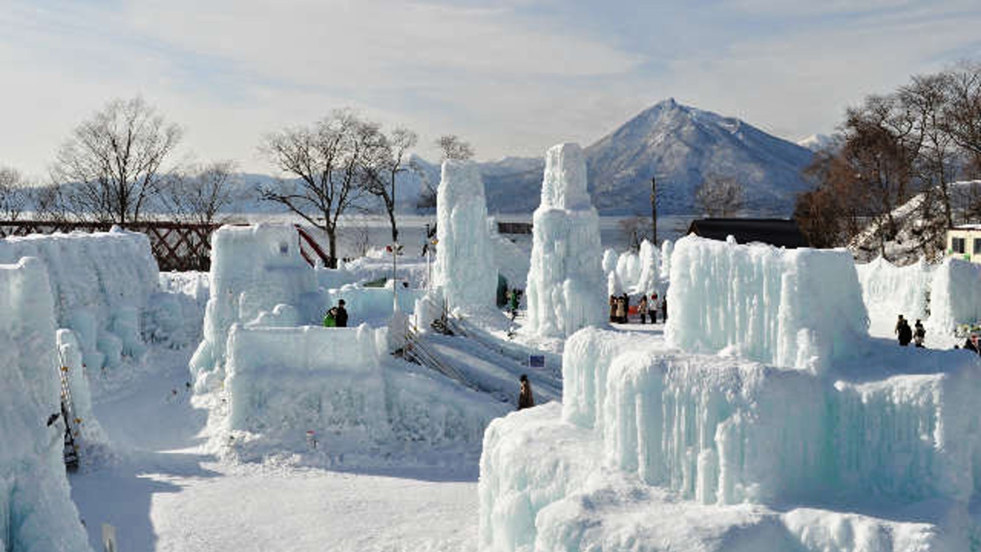 ◆氷濤まつり（写真は昨年の様子）／支笏湖の水で造られた氷のオブジェは、綺麗な支笏湖ブルー！