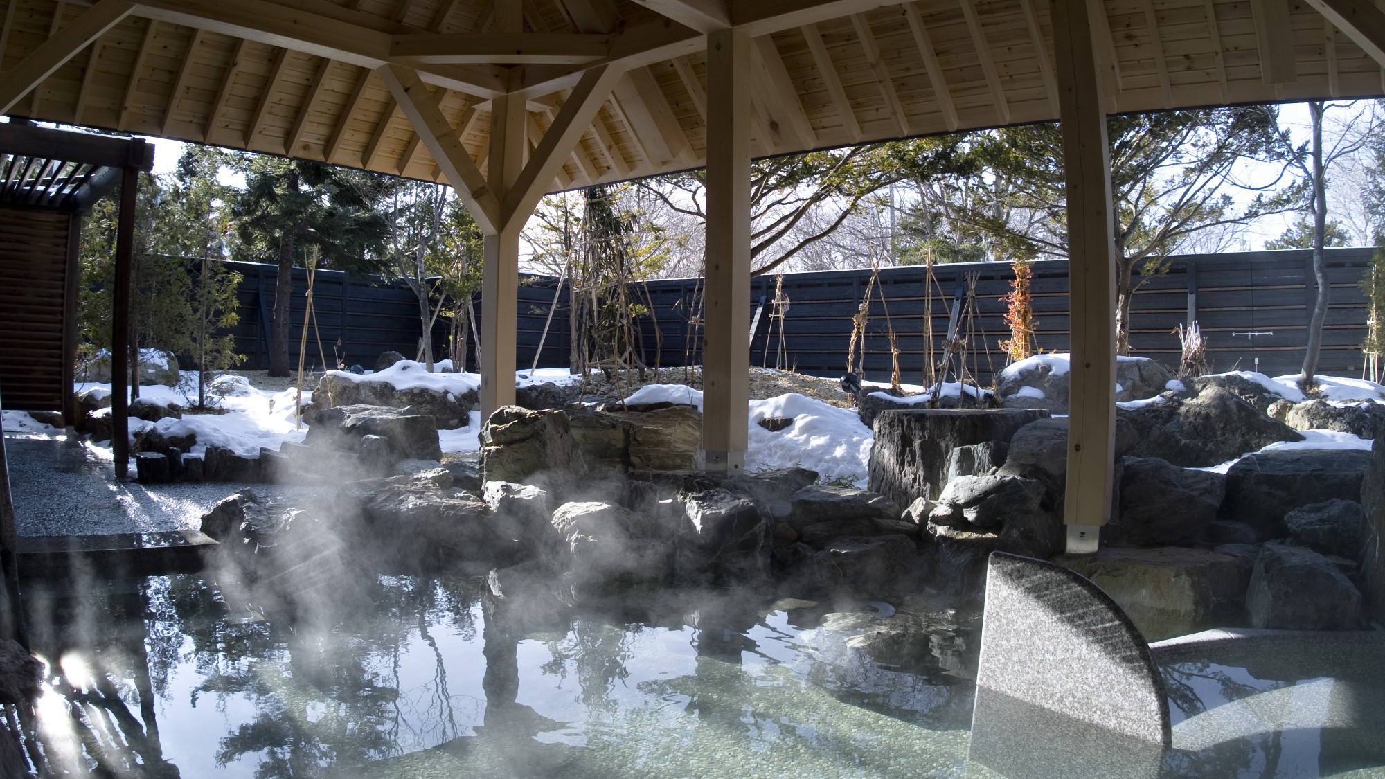 ◆冬の露天風呂／温泉は肌がしっとりすると評判で「美人の湯」と呼ばれています。