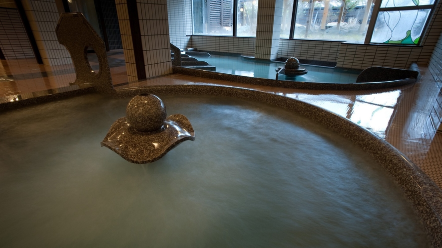 ◆旅の疲れを癒す温泉／温泉は肌がしっとりすると評判で「美人の湯」と呼ばれています。