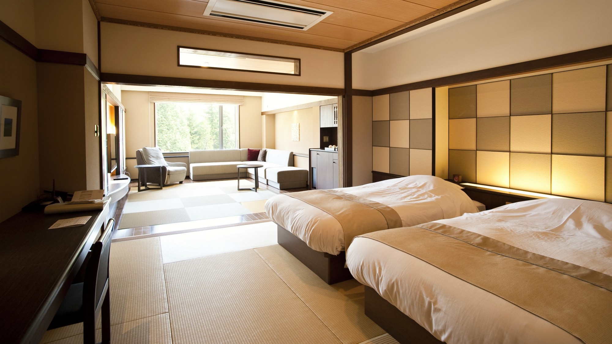 ◆和洋室／広さ50平米以上のしつらえで、ゆっくりと心地よくお過ごしいただけるお部屋（客室一例）