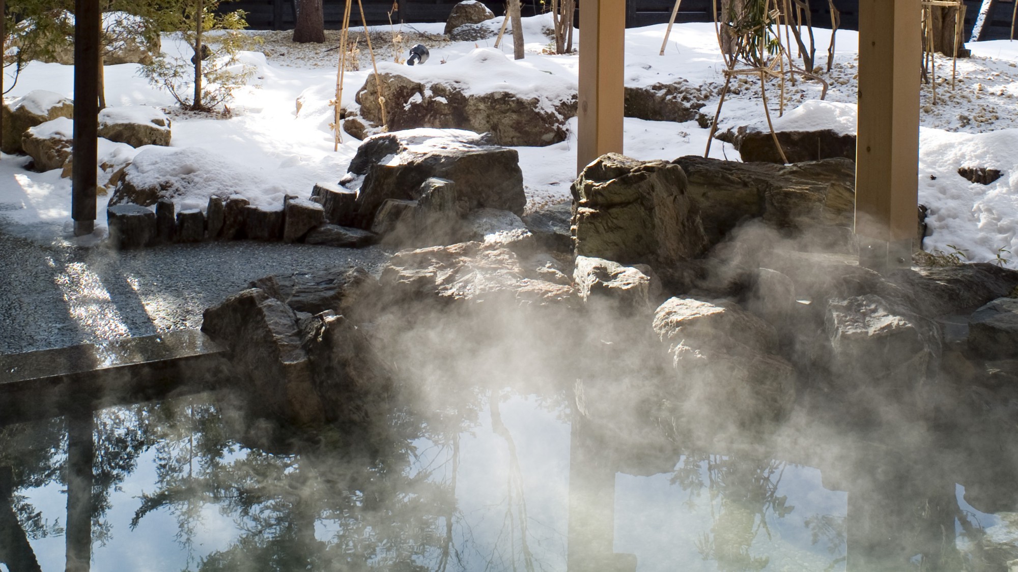 ◆冬の露天風呂／お湯の柔らかさとしっとり感から“美人の湯”と呼ばれる支笏湖温泉