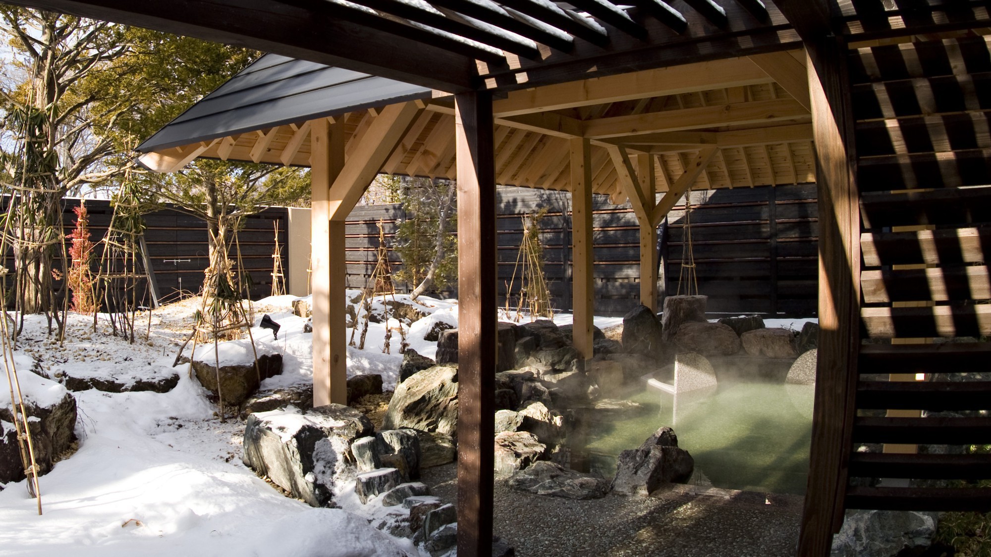 ◆冬の露天風呂／柔らかでしっとり“美肌の湯”に浸かり、雪見風呂を満喫！